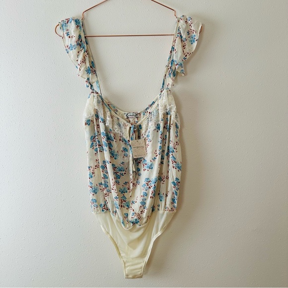 New Free People Take It Away Boho Ruffle Lace Floral Bodysuit Blouse Top - Picture 5 of 10
